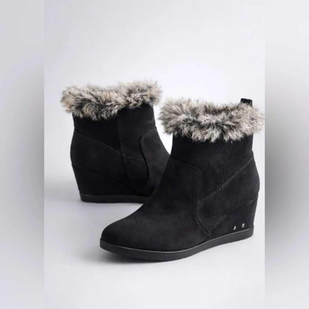 ✨ JustFab Black Wedge Boots Faux Fur Cozy Winter Chic Zip Size 7.5 ✨‎